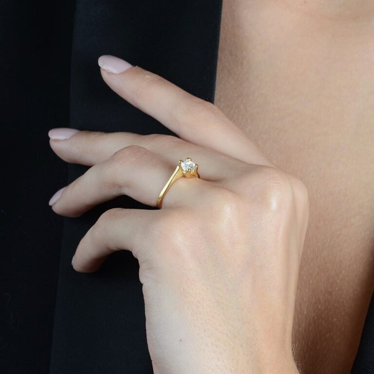 Anel Dourado Solitário com Pedra de Zircônia Pequena - Imagem 2