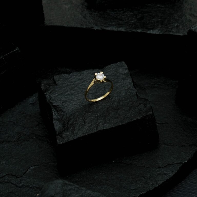 Anel Dourado Solitário com Pedra de Zircônia Pequena - Imagem 3