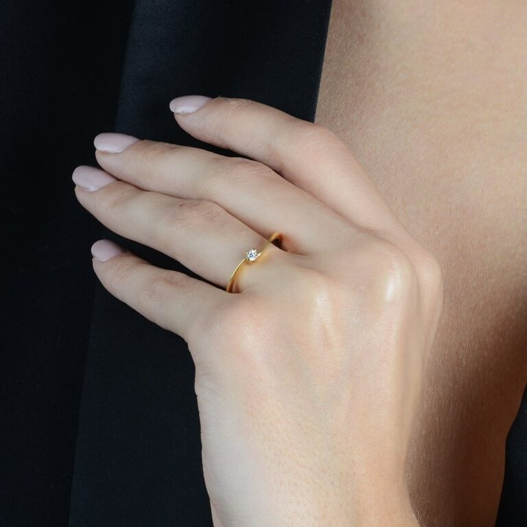 Anel Dourado Solitário Delicado com Zircônia - Imagem 2