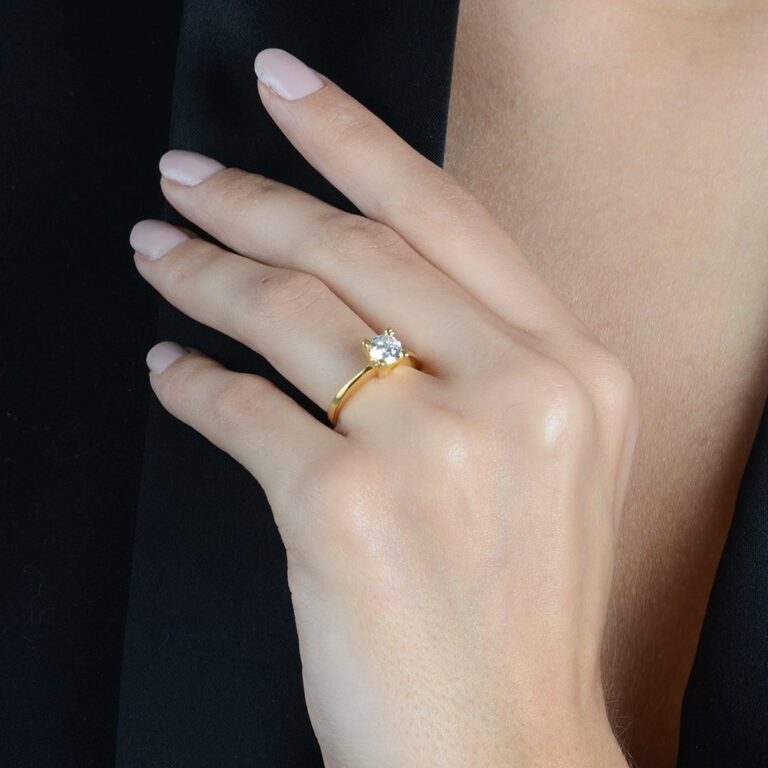 Anel Dourado Solitário com Pedra Zircônia - Imagem 2