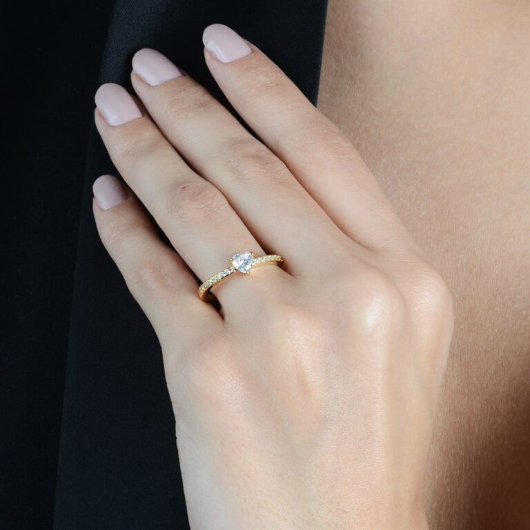 Anel Dourado Solitário de Coração em Zircônia - Imagem 2
