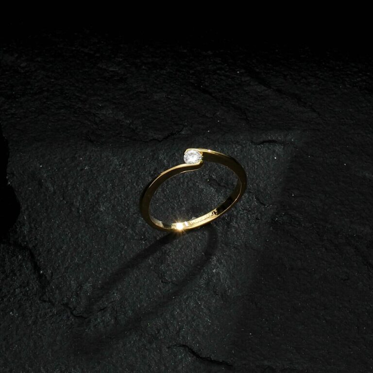 Anel Dourado Solitário Ponto de Luz Zircônia - Imagem 3