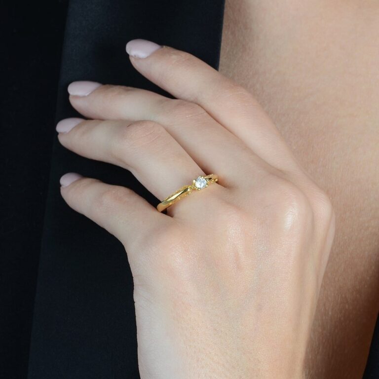 Anel Dourado Solitário Vazado com Pedra Zircônia - Imagem 2