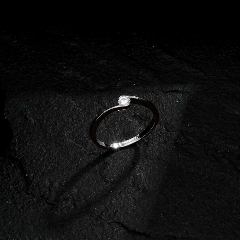 Anel Prateado Solitário Ponto de Luz Zircônia - Imagem 3