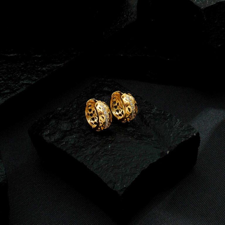 Brinco Dourado de Argolinha Vazado com Pedras de Zircônia - Imagem 3
