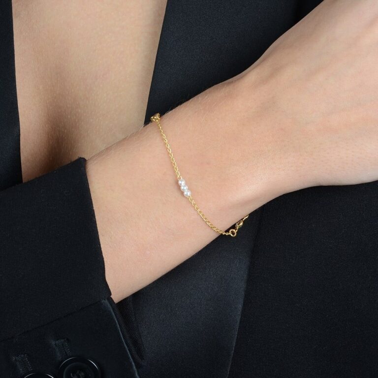 Pulseira Dourada de Pérolas com Ponto de Luz - Imagem 2