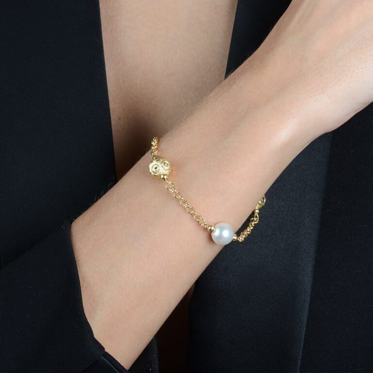Pulseira Dourada Elo Português com Pérolas e Esferas Vazadas - Imagem 2