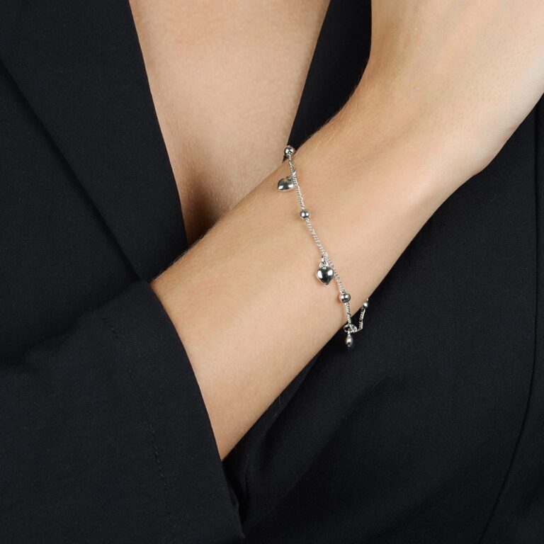 Pulseira Prateada com Pingentes de Coração e Esferas - Imagem 2